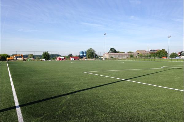 Aanleg kunstgras voetbalveld - Sportinfrabouw NV